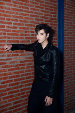吴亦凡黑色皮衣写真图片_7