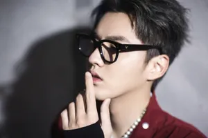 吴亦凡复古灯芯绒夹克写真图片_8