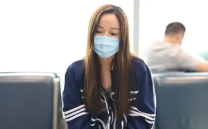 娄艺潇长发笑眼弯弯神色些许疲惫机场照图片