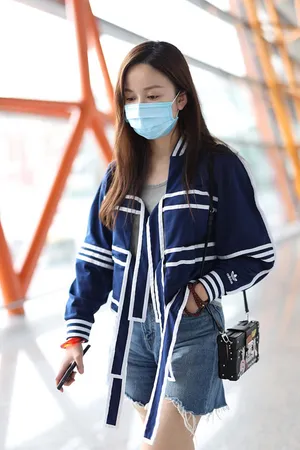 娄艺潇长发笑眼弯弯神色些许疲惫机场照图片