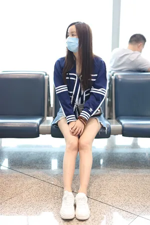 娄艺潇长发笑眼弯弯神色些许疲惫机场照图片_2