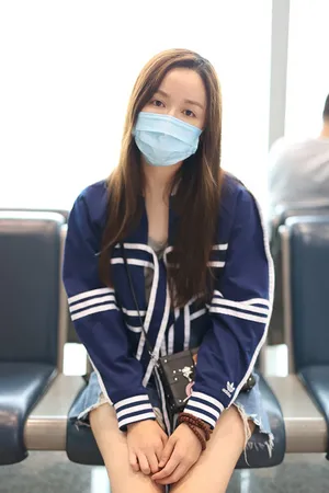 娄艺潇长发笑眼弯弯神色些许疲惫机场照图片_3