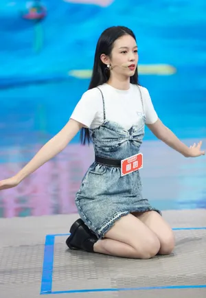 周也白T恤清甜写真图片_6