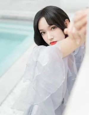 程潇紫色云朵裙优雅写真图片