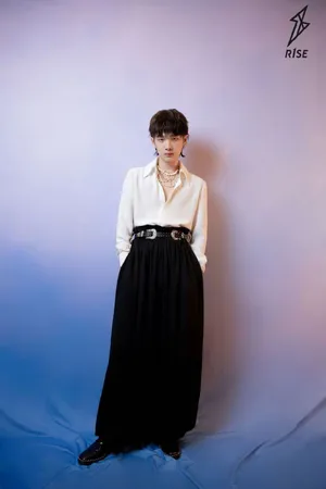 周震南白色衬衫魅力写真图片