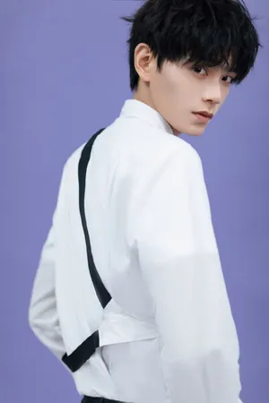 丁禹兮印花白衬衫帅气写真图片_6