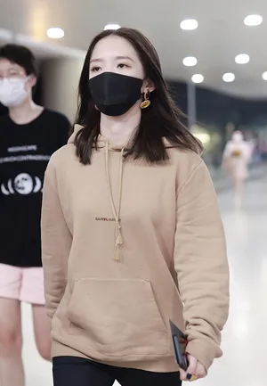 孟美岐初秋穿搭温柔满分自带气场机场照图片