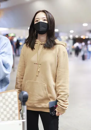 孟美岐初秋穿搭温柔满分自带气场机场照图片_2