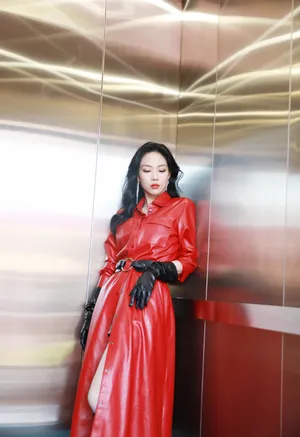王霏霏红色皮衣性感写真图片_5