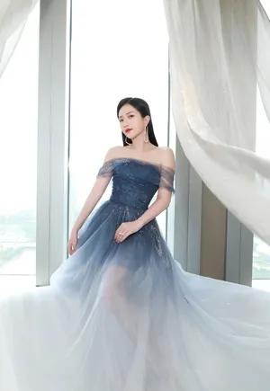 包文婧蓝色纱裙性感写真图片_1