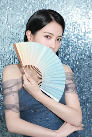 包文婧蓝色纱裙性感写真图片