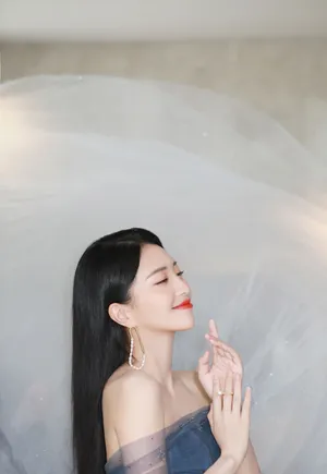 包文婧蓝色纱裙性感写真图片_2