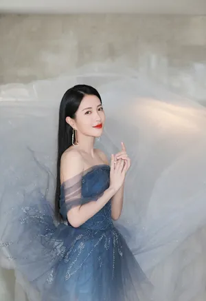 包文婧蓝色纱裙性感写真图片_3