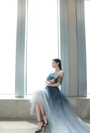 包文婧蓝色纱裙性感写真图片_5