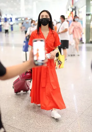 周洁琼红裙似火皮肤白皙唯美动人机场照图片