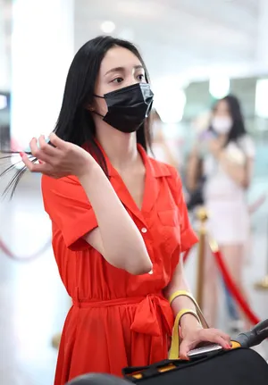 周洁琼红裙似火皮肤白皙唯美动人机场照图片