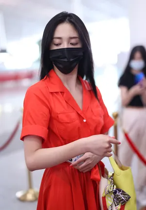 周洁琼红裙似火皮肤白皙唯美动人机场照图片_2