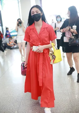 周洁琼红裙似火皮肤白皙唯美动人机场照图片_3