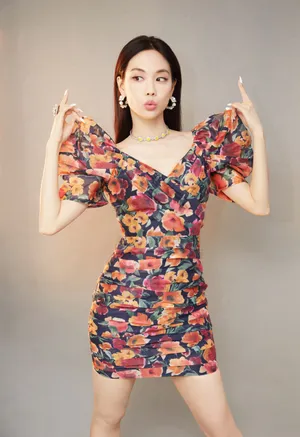 王霏霏性感鲜花裙写真图片_2