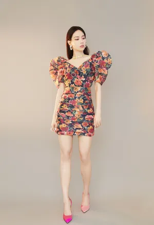 王霏霏性感鲜花裙写真图片_3