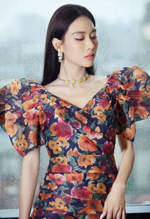 王霏霏性感鲜花裙写真图片_5