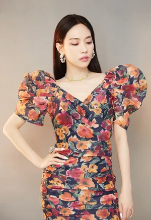 王霏霏性感鲜花裙写真图片_7
