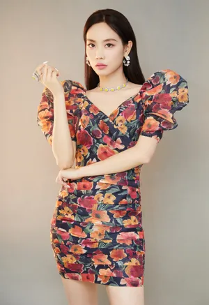王霏霏性感鲜花裙写真图片_8