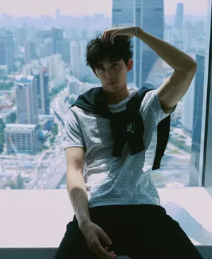 吴磊微卷发硬朗帅气写真图片