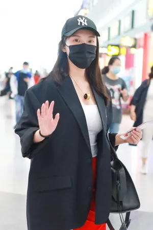 徐冬冬帅气西装休闲风格清爽干净机场照图片_1