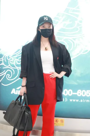 徐冬冬帅气西装休闲风格清爽干净机场照图片