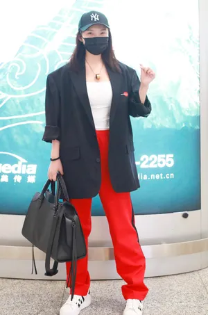 徐冬冬帅气西装休闲风格清爽干净机场照图片_2