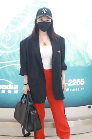 徐冬冬帅气西装休闲风格清爽干净机场照图片_4