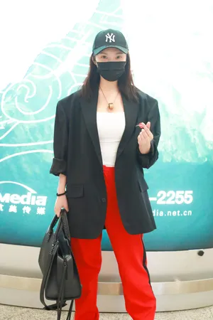 徐冬冬帅气西装休闲风格清爽干净机场照图片_5
