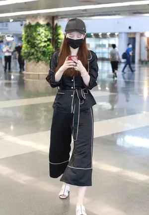 张萌黑色睡衣风造型悠闲惬意机场照图片