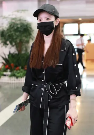 张萌黑色睡衣风造型悠闲惬意机场照图片_2