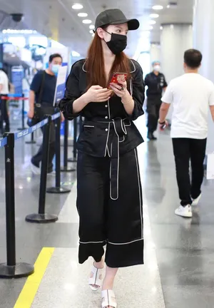 张萌黑色睡衣风造型悠闲惬意机场照图片_3