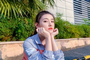 蒋依依运动装清新街拍照图片