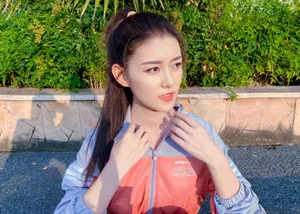 蒋依依运动装清新街拍照图片
