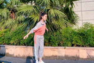 蒋依依运动装清新街拍照图片_2