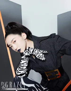 孟美岐复古高马尾黑唇大片写真图片