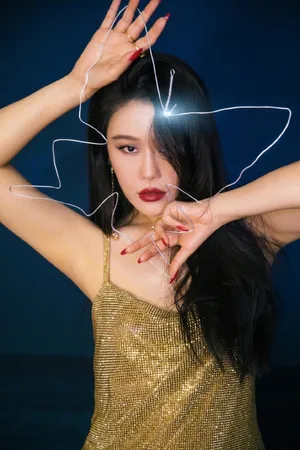 袁娅维亮钻吊带裙性感写真图片_2