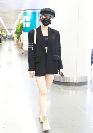 蓝盈莹全黑套装秀腹肌美腿白皙修长机场照图片