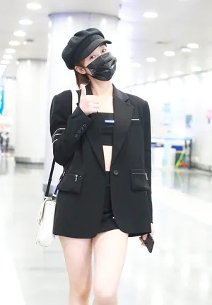 蓝盈莹全黑套装秀腹肌美腿白皙修长机场照图片_2