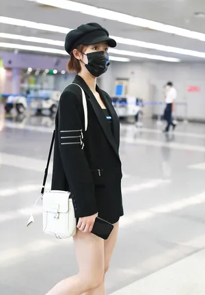 蓝盈莹全黑套装秀腹肌美腿白皙修长机场照图片_3