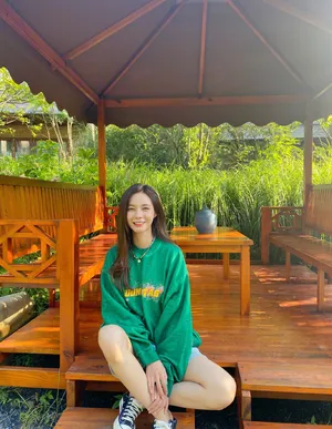 沈梦辰荧光粉衬衫休闲时髦美腿修长美照图片