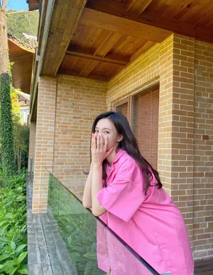 沈梦辰荧光粉衬衫休闲时髦美腿修长美照图片