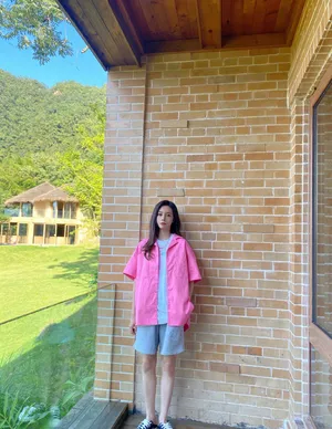 沈梦辰荧光粉衬衫休闲时髦美腿修长美照图片_2