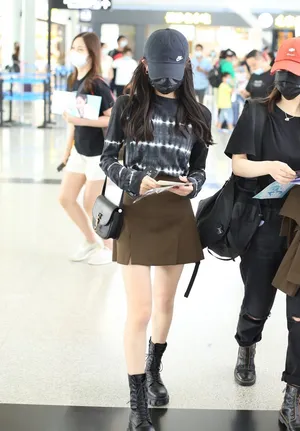 李子璇扎染上衣搭短裙秀美腿时髦又美丽机场照图片