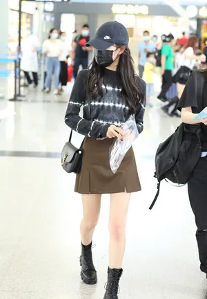 李子璇扎染上衣搭短裙秀美腿时髦又美丽机场照图片