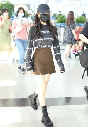 李子璇扎染上衣搭短裙秀美腿时髦又美丽机场照图片_2